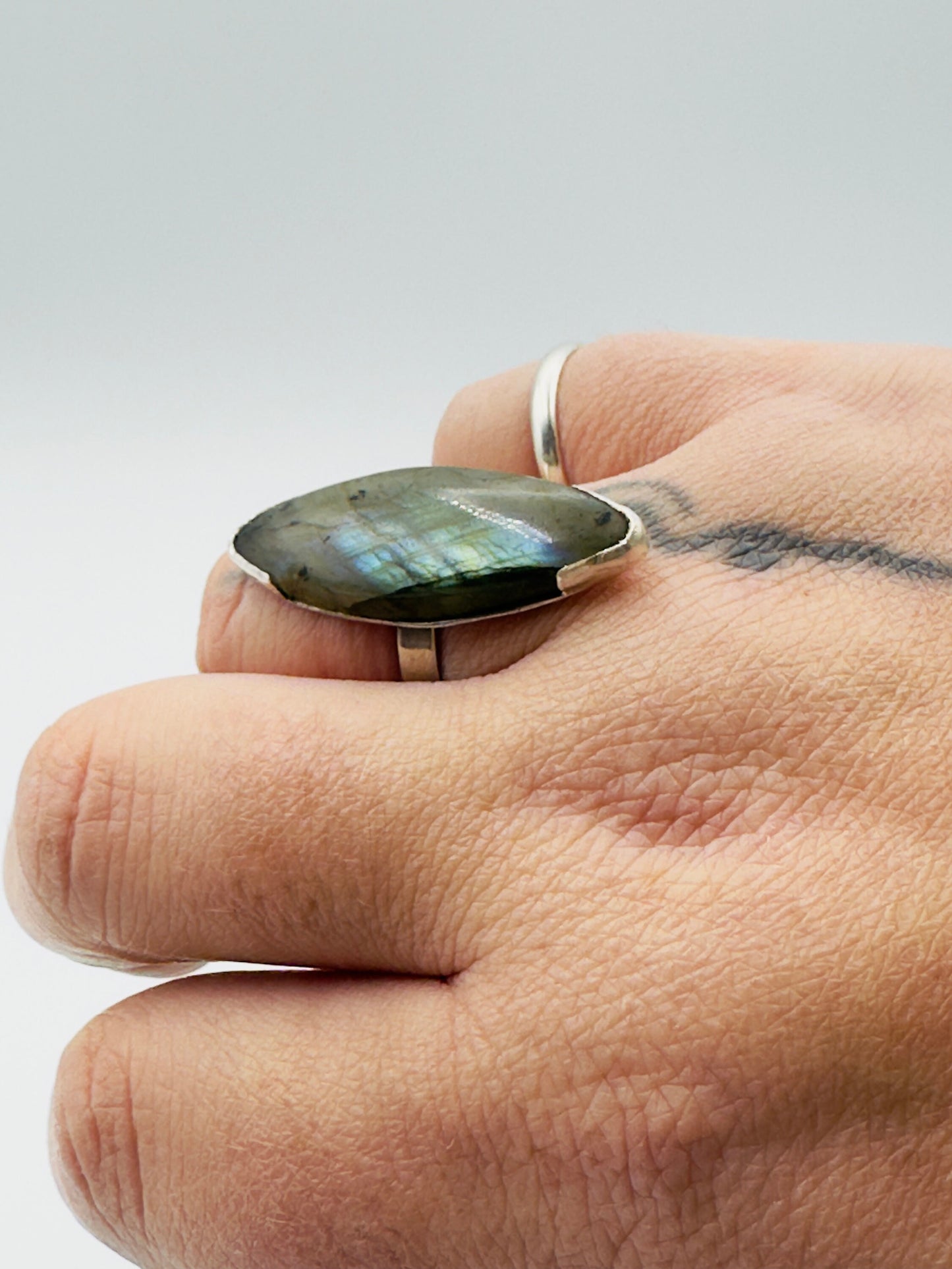 Anello regolabile in argento con labradorite