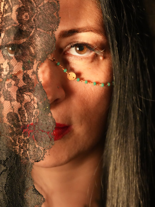 Face chain: come indossarla davvero bene