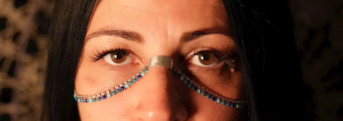 Gioielli per il volto: come si portano davvero