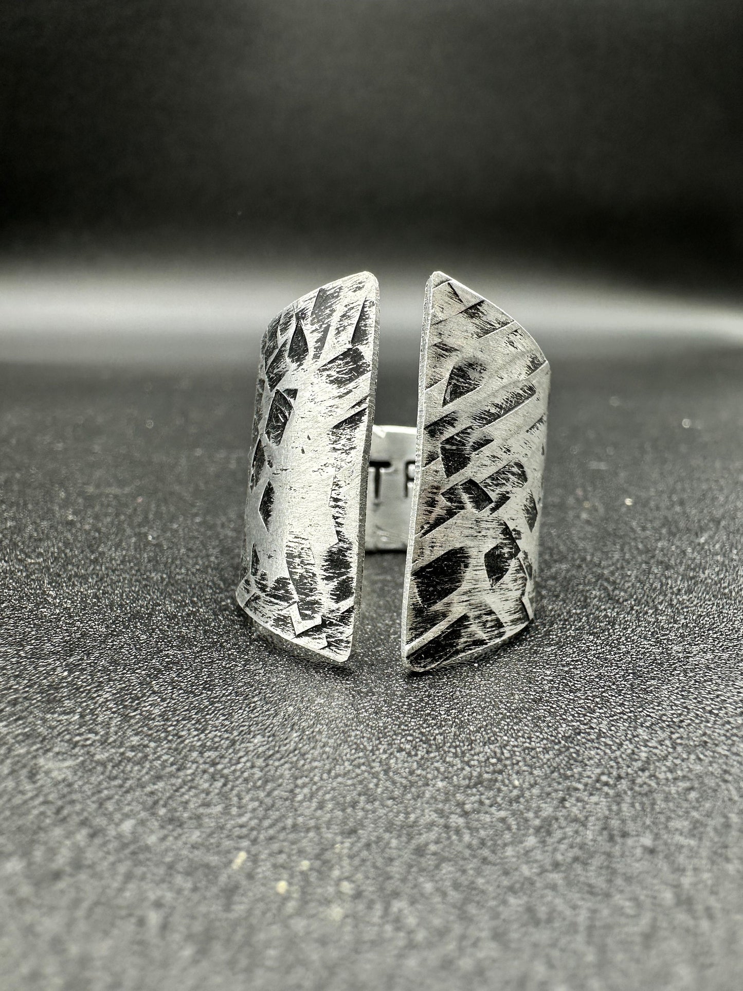Anello regolabile in Alluminio Forgiato a Mano