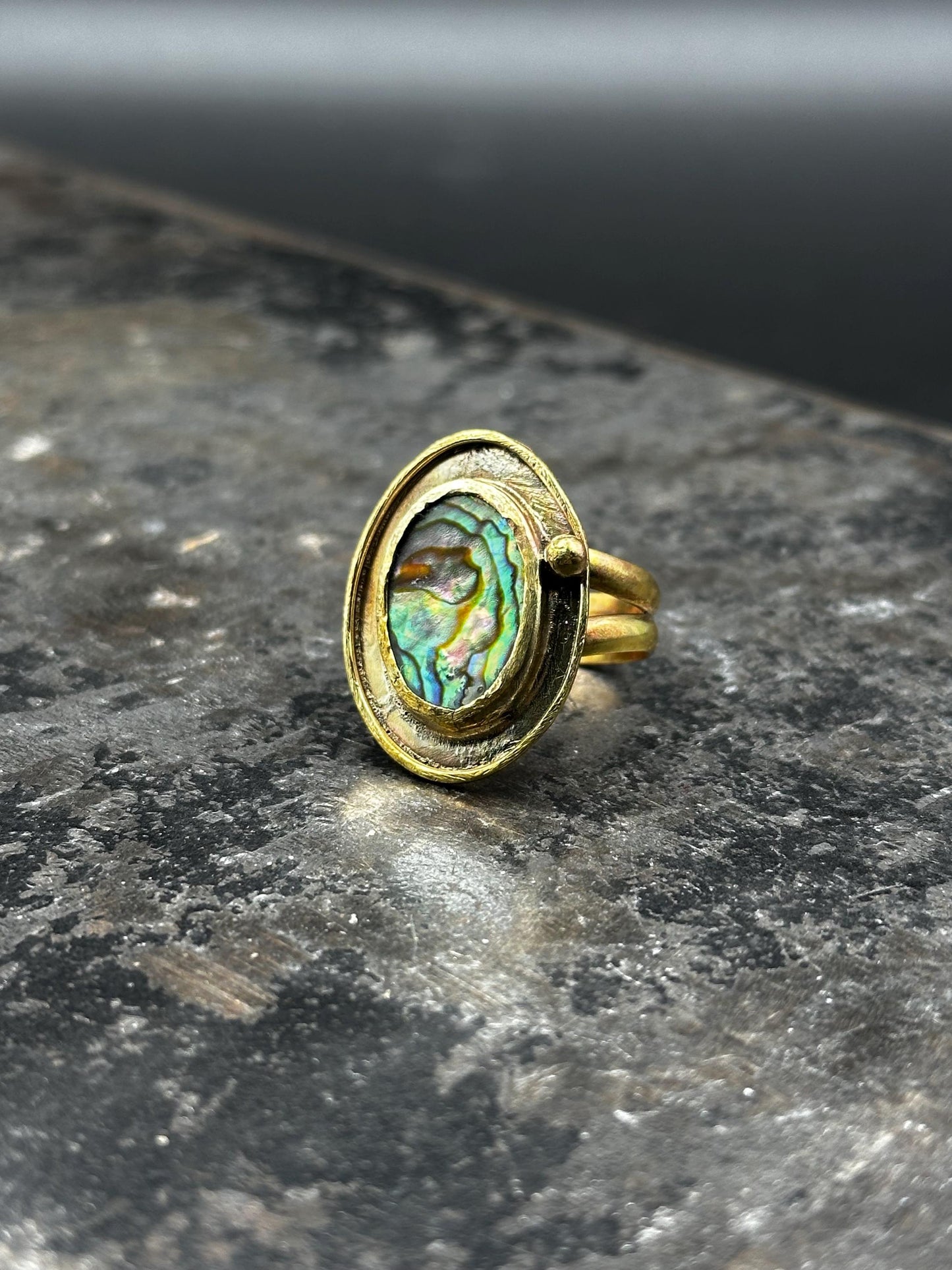 Anello Regolabile in Ottone con Abalone Naturale